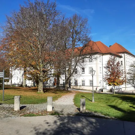 Kiostermuehle - Parkplaetze, Spielplatz, Biergarten, Badesee, E-auto Ladepunkt Irsee